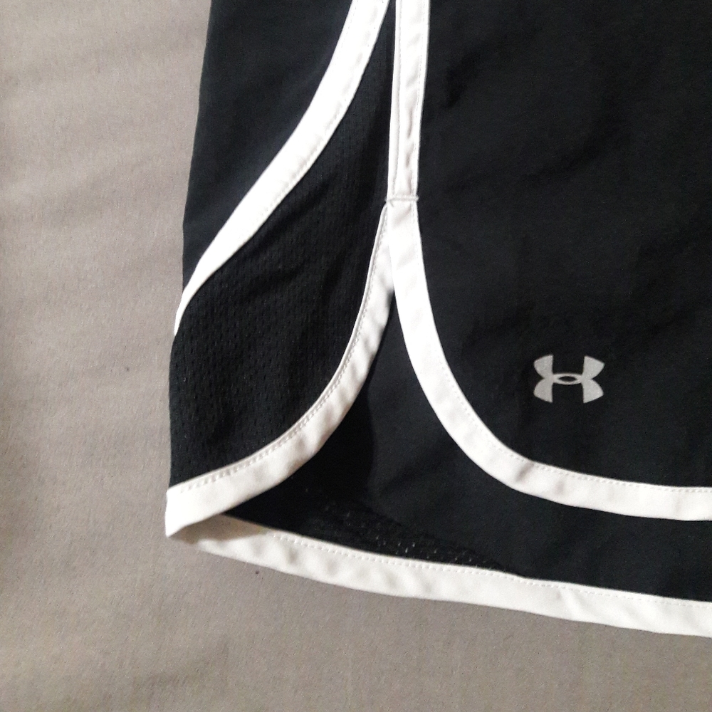 UnderArmoR shorts DISTRACT DRIVERS!